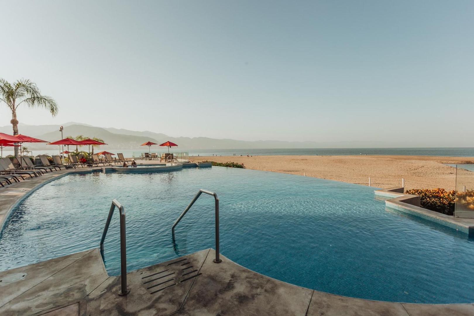 Grand Venetian Beachfront Condos Puerto Vallarta Exterior photo